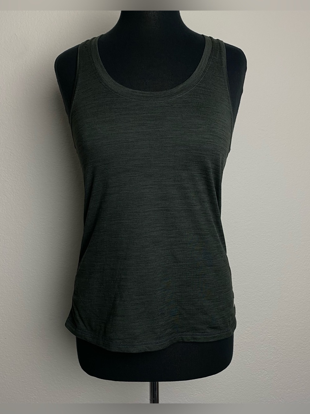 Vuori Lux Performance Tank Small Dark Gray VW108